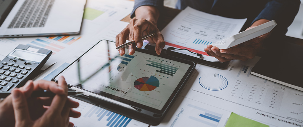 Business people talking And calculations about charts and graphs showing the growth of investment